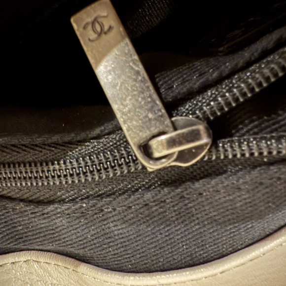 Quilted Cream Shoulder Bag • Pebbled Texture • Gunmetal Chain - Picture 13 of 16